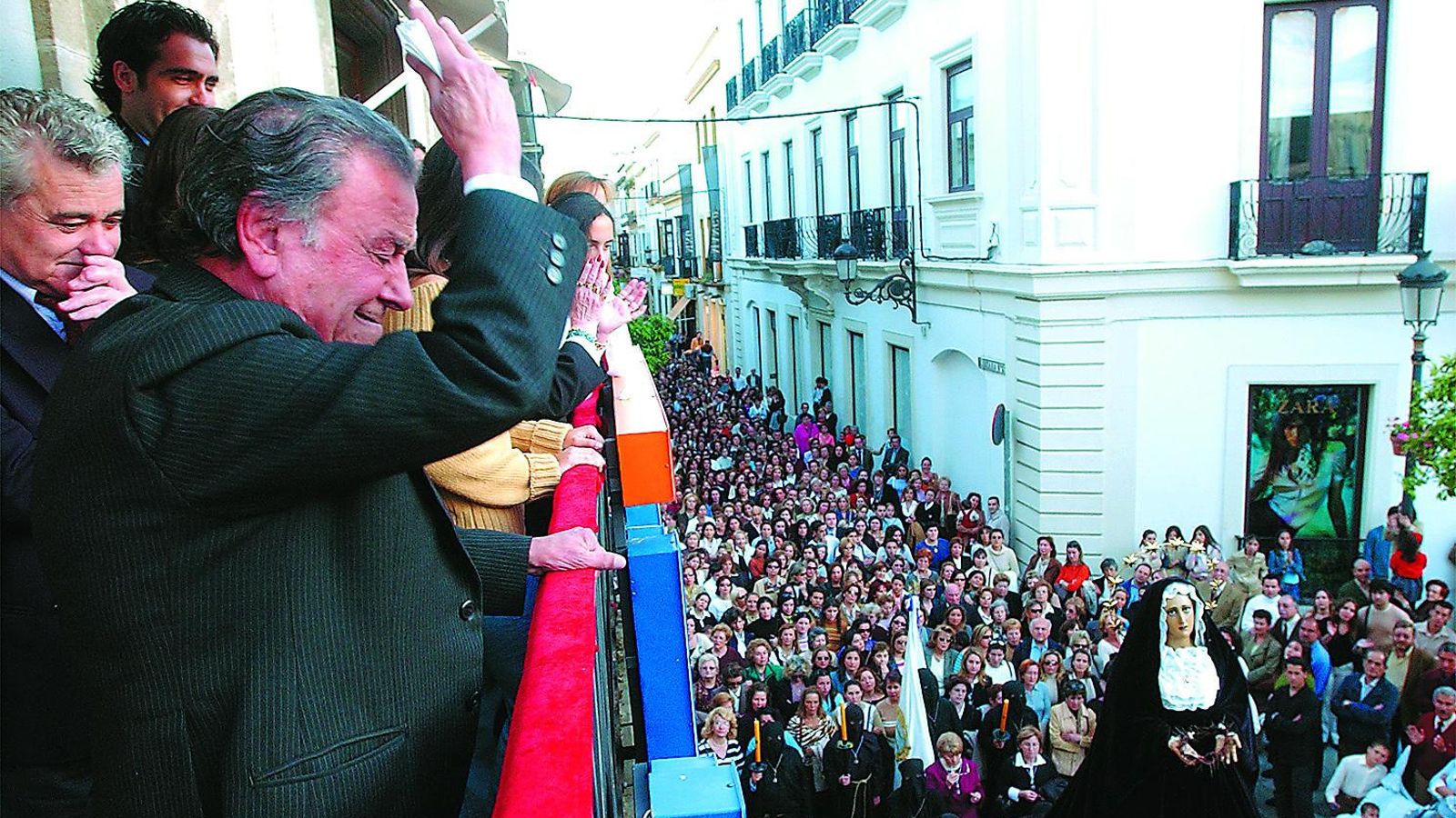 El Guapo, tras cantar una saeta desde el balcón de Diario de Jerez a la Virgen del Amor y Sacrificio. El Guapo, tras cantar una saeta desde el balcón de Diario de Jerez a la Virgen del Amor y Sacrificio.