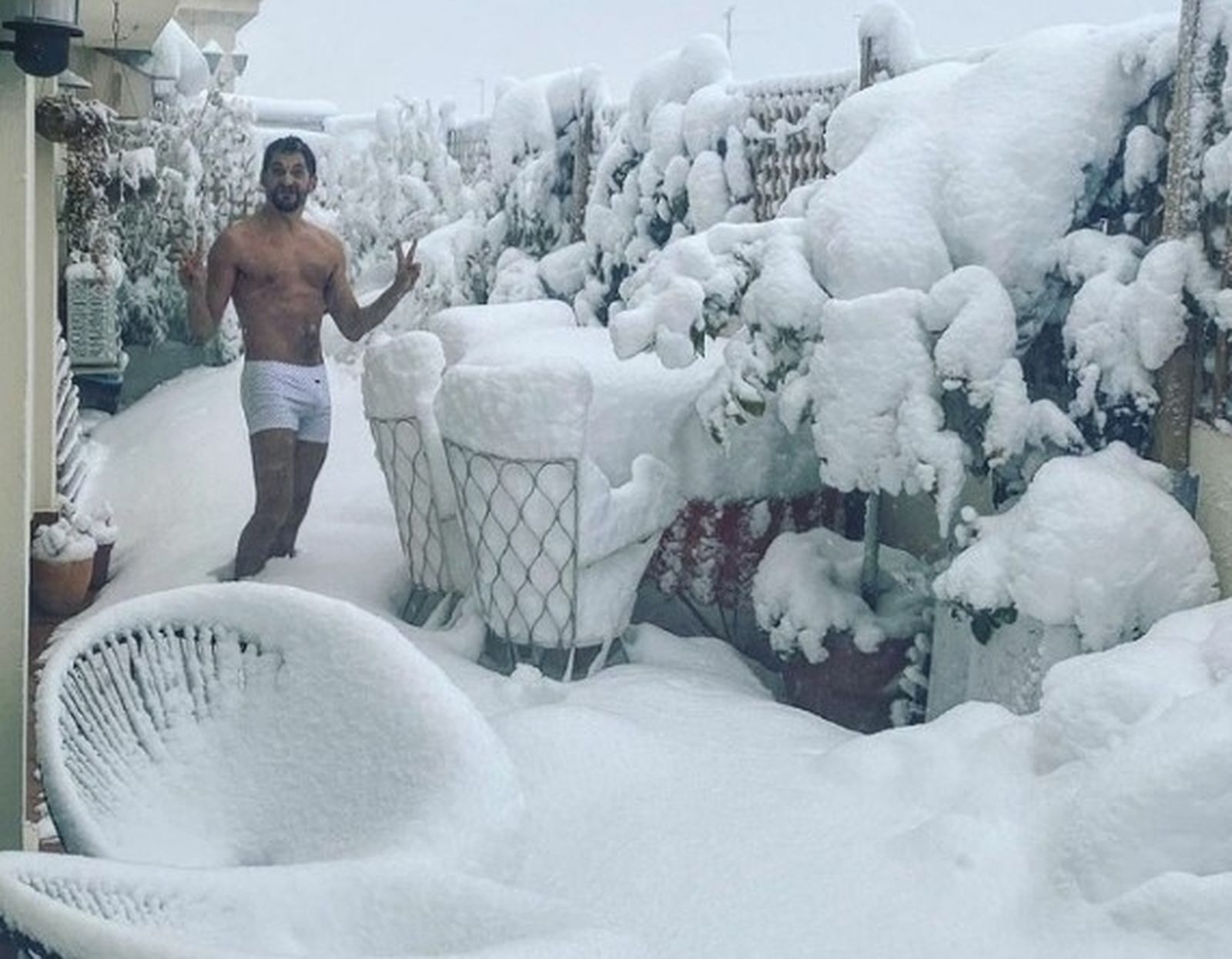 Paco León salió a la terraza en calzoncillos