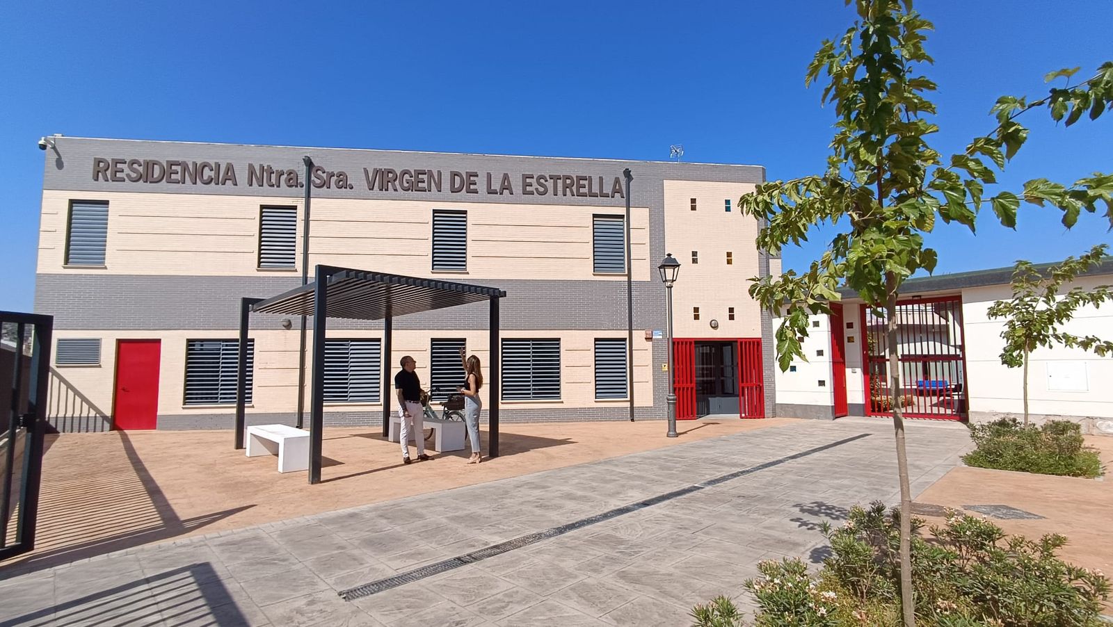 Plaza de la residencia Virgen de la Estrella de Villa del Río.