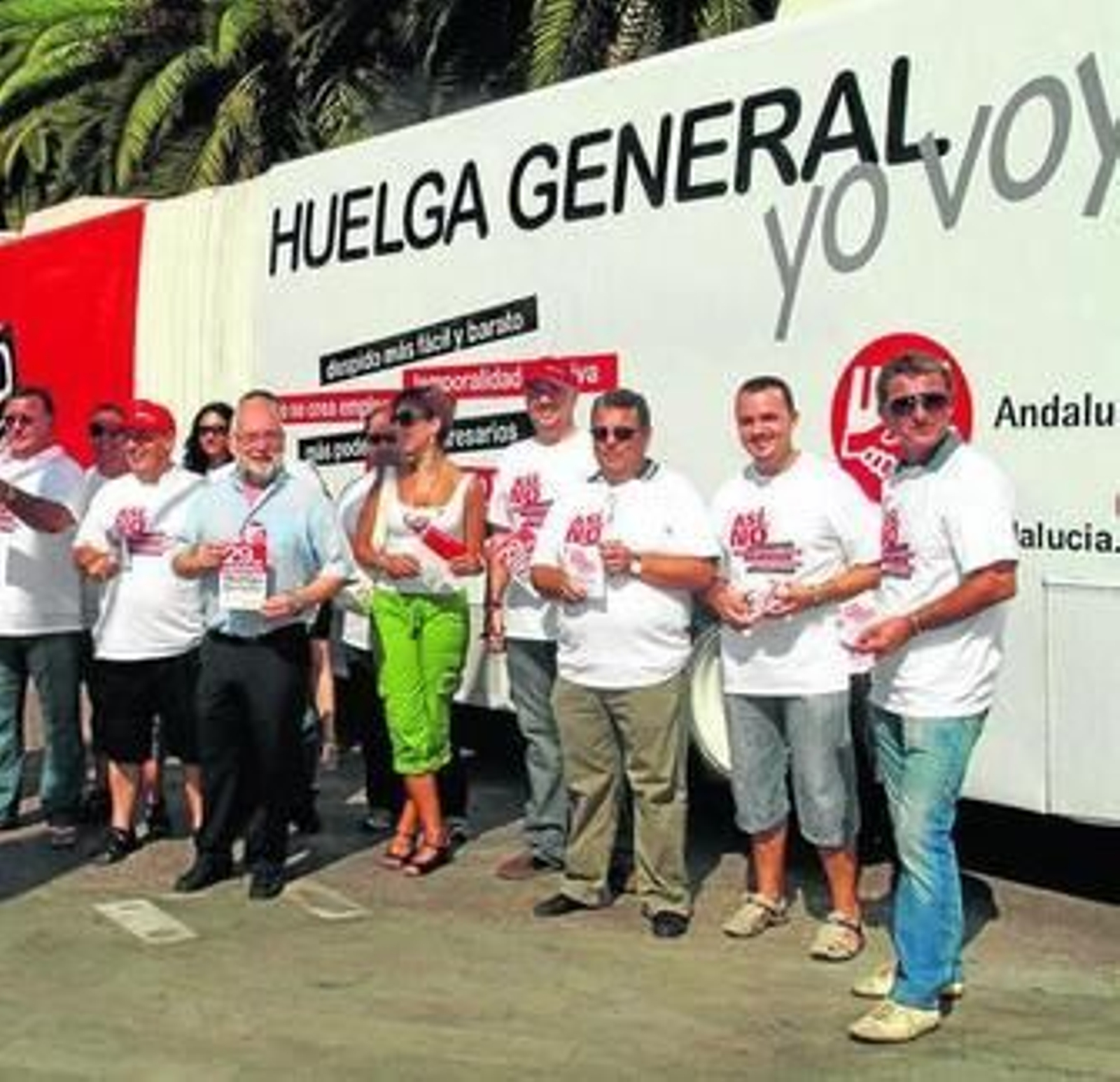 El autobús informativo de UGT sobre la huelga ayer en la capital.