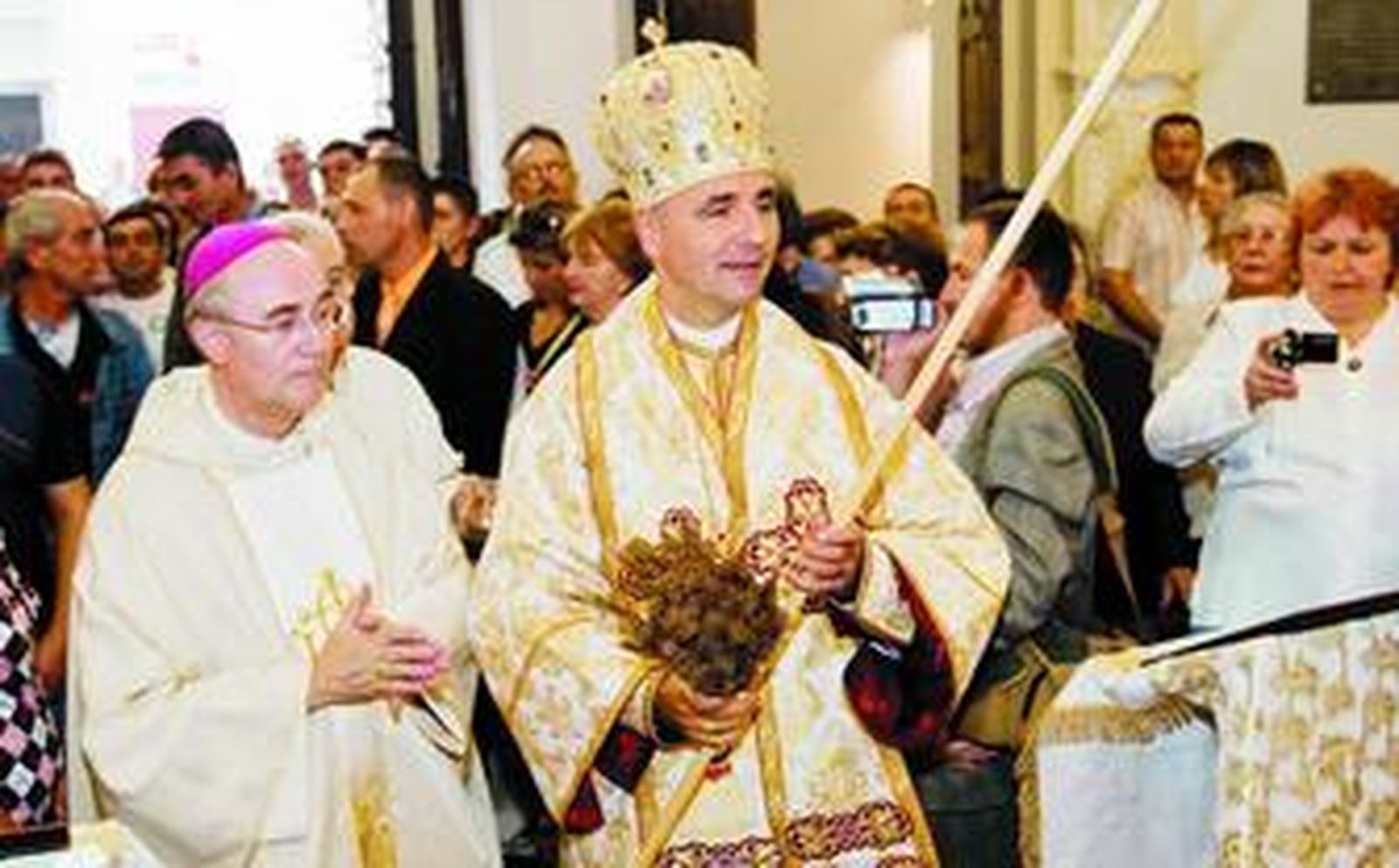 El rito inaugural de la iglesia precedió a la Eucaristía.