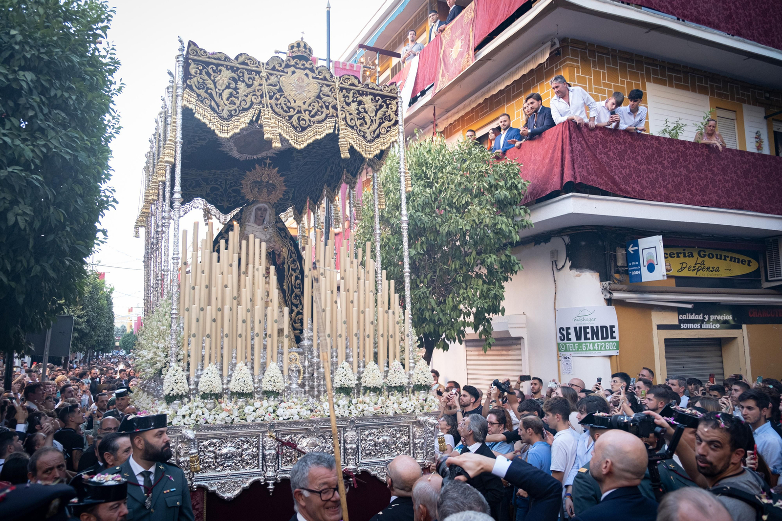 La procesión extraordinaria de la Virgen de los Dolores del Cerro del Águila, en imágenes