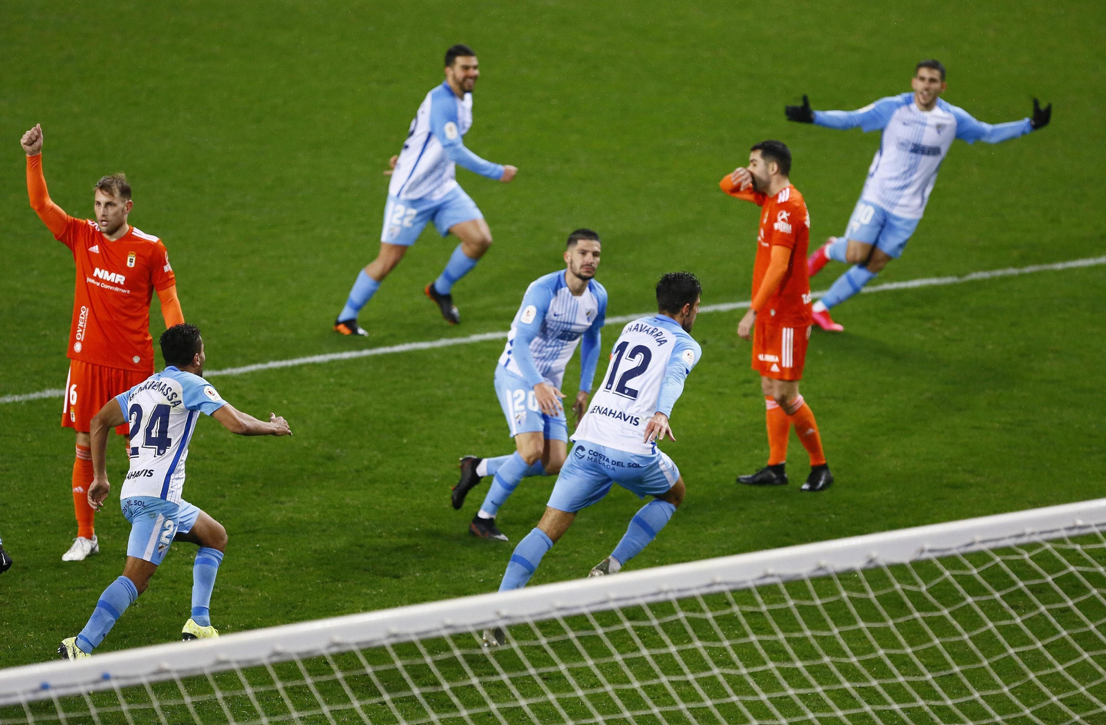 Los jugadores del Málaga CF celebran el gol del triunfo ante el Oviedo.
