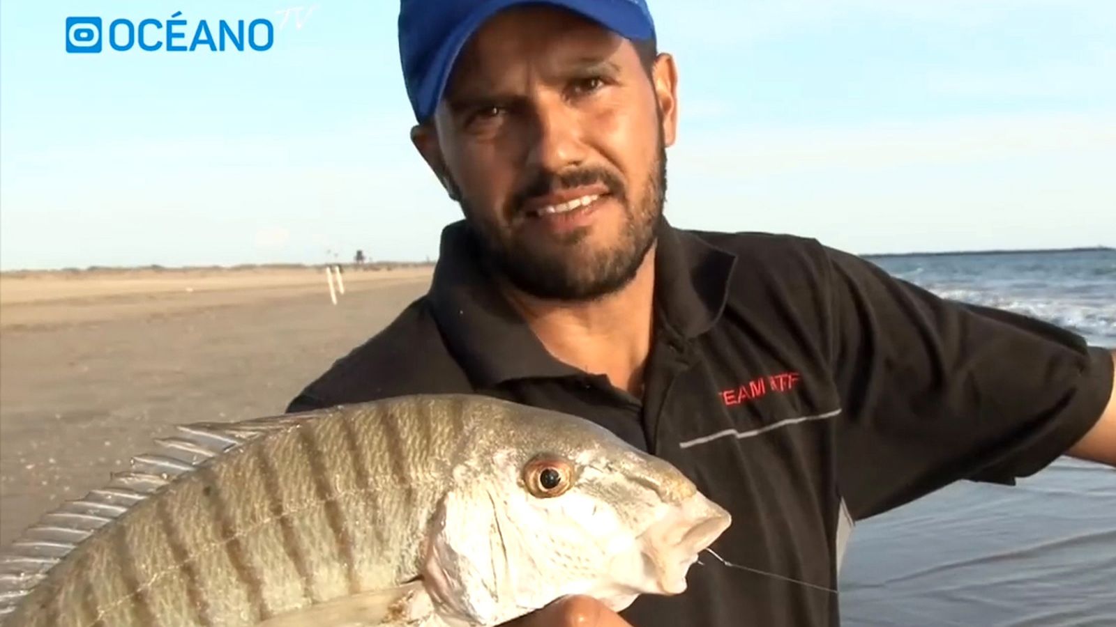 Uno de los dos pescadores muestra una de sus capturas