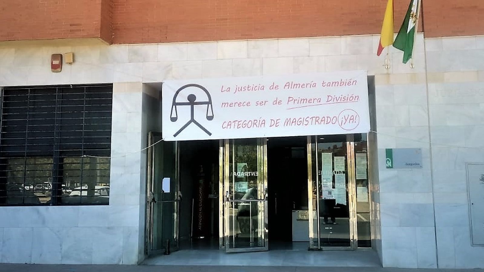 Reivindicación en el exterior de la sede judicial roquetera.
