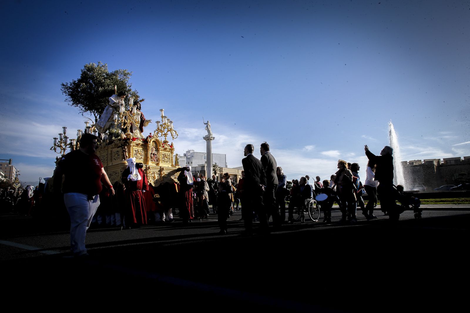 El paso de Jesús de la Oración en el Huerto a punto de llegar a las Puertas de Tierra.