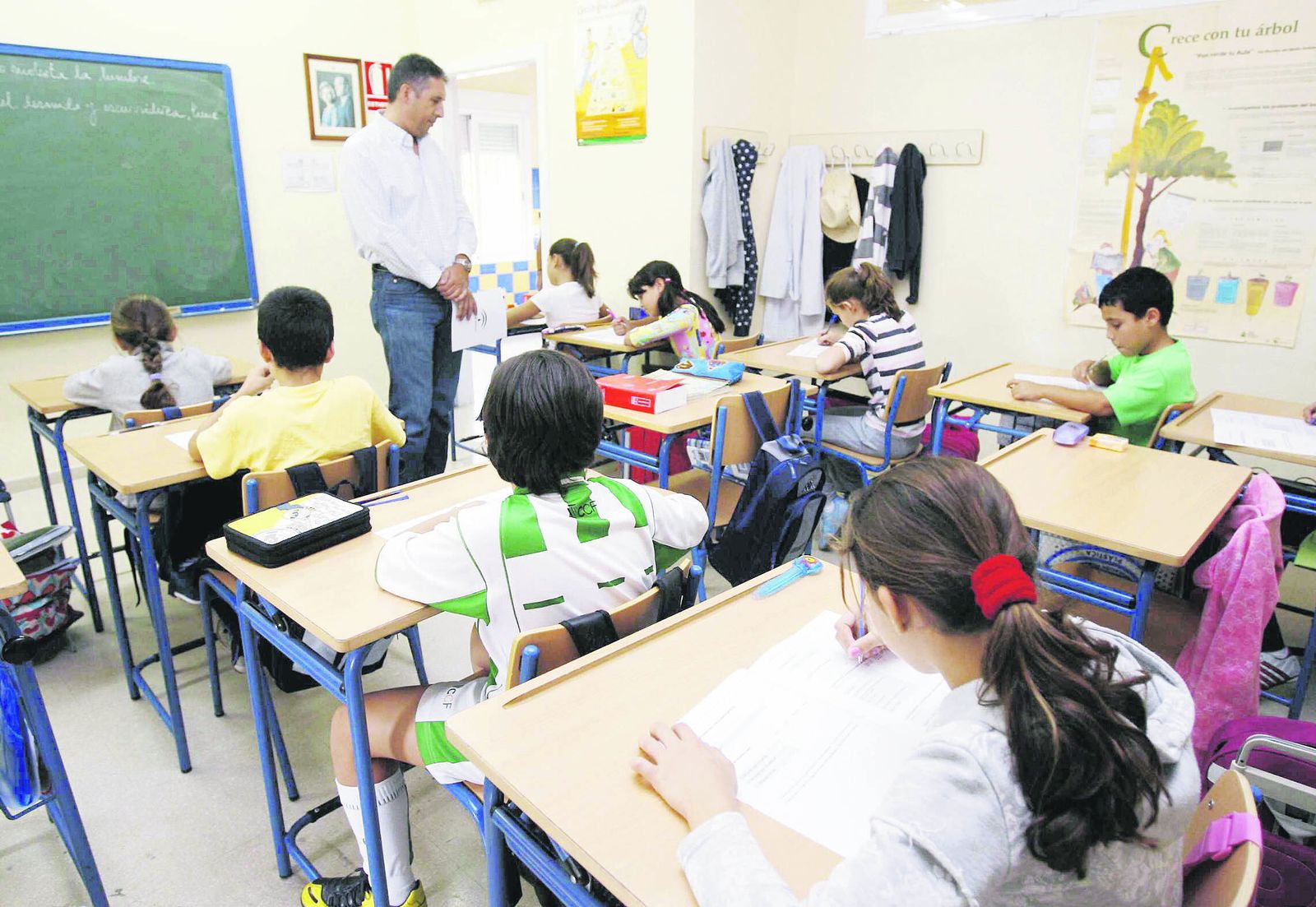 Un maestro imparte clase en un aula de Primaria.