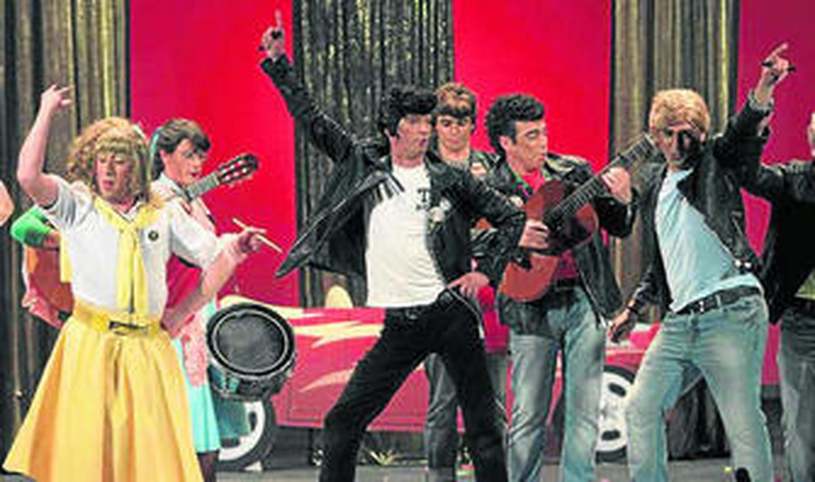 'Los de gris' durante su actuación en el Teatro Falla.