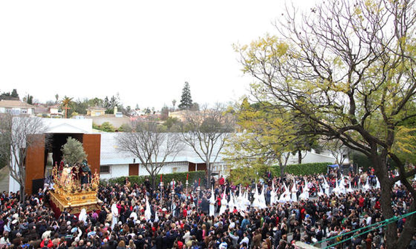El paso de misterio del Santísimo Cristo de la Clemencia enfila el primer tramo de su estación de penitencia arropado, un año más, por los vecinos del barrio que no faltaron a la cita.

Foto: Vanesa Lobo