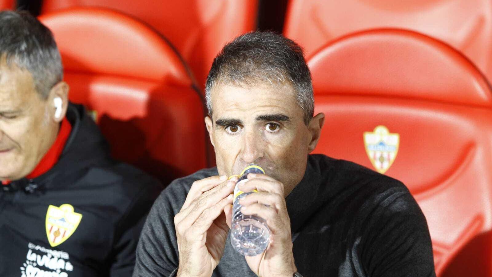 Garitano bebe agua en el banquillo indálico antes del arranque del primer tiempo.