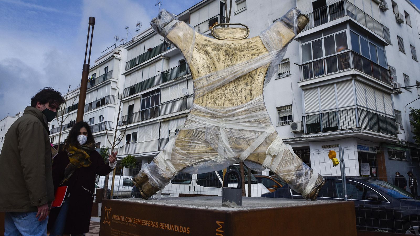 Los dos técnicos municipales  responsables del proyecto, junto a uno de los frontiles (visto desde la parte de atrás), a escala 1/10. La base del pedestal será de conchas.