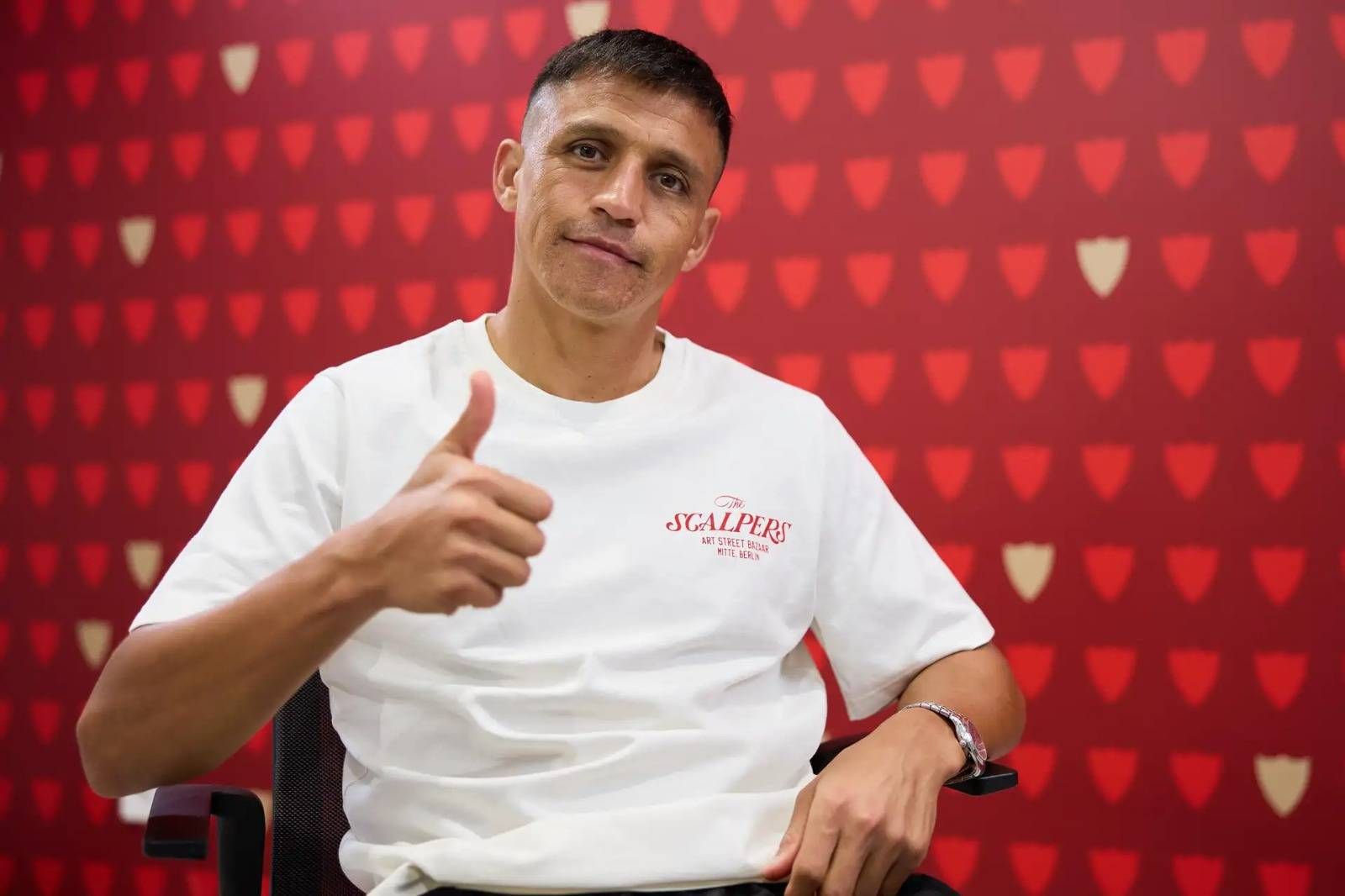 Alexis Sánchez habla para los medios del Sevilla.