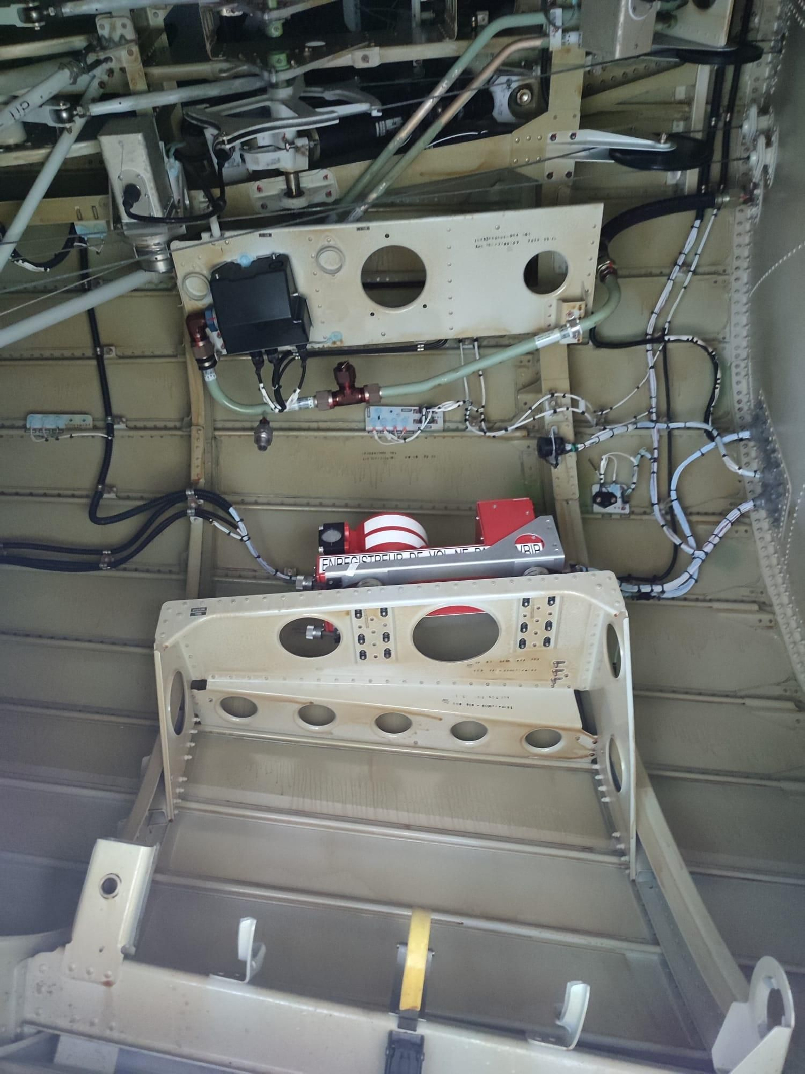 Un paseo en imágenes por el hangar de Binter, donde se revisan los aviones que vuelan a Córdoba