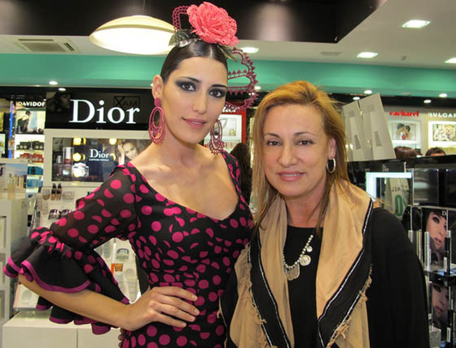 La modelo Isabel Jiménez, con la diseñadora de moda flamenca Ángeles Verano, creadora del traje que luce la modelo maquillada por Aromas.

Foto: Victoria Ramírez