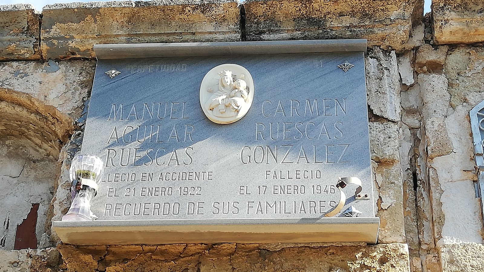 Manuel Aguilar Ruescas, lápida