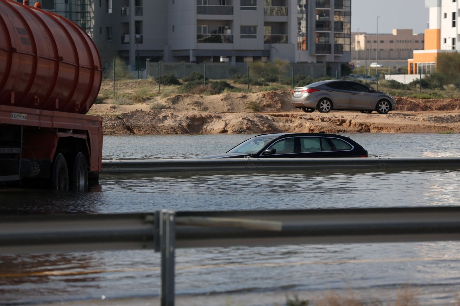 Las terribles y devastadoras lluvias en Emiratos Árabes Unidos