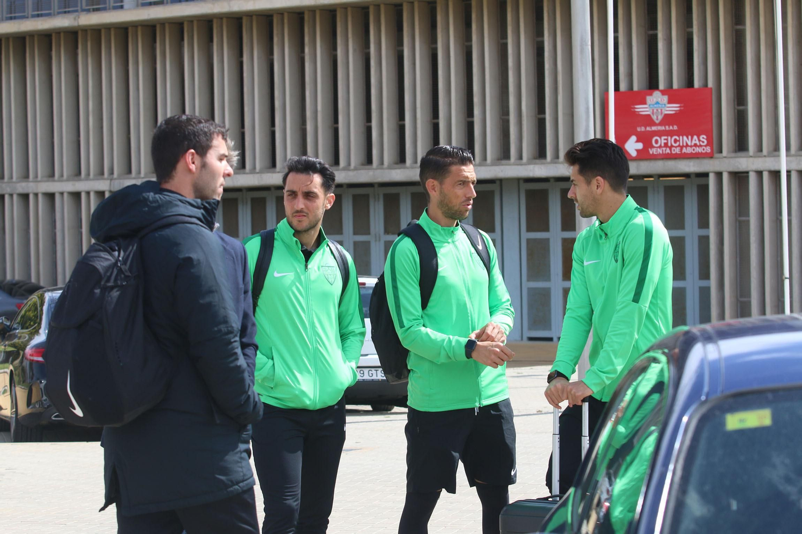 Fotogalería de la salida del Almería y el Almería Genuine hacia sus respectivos partidos.