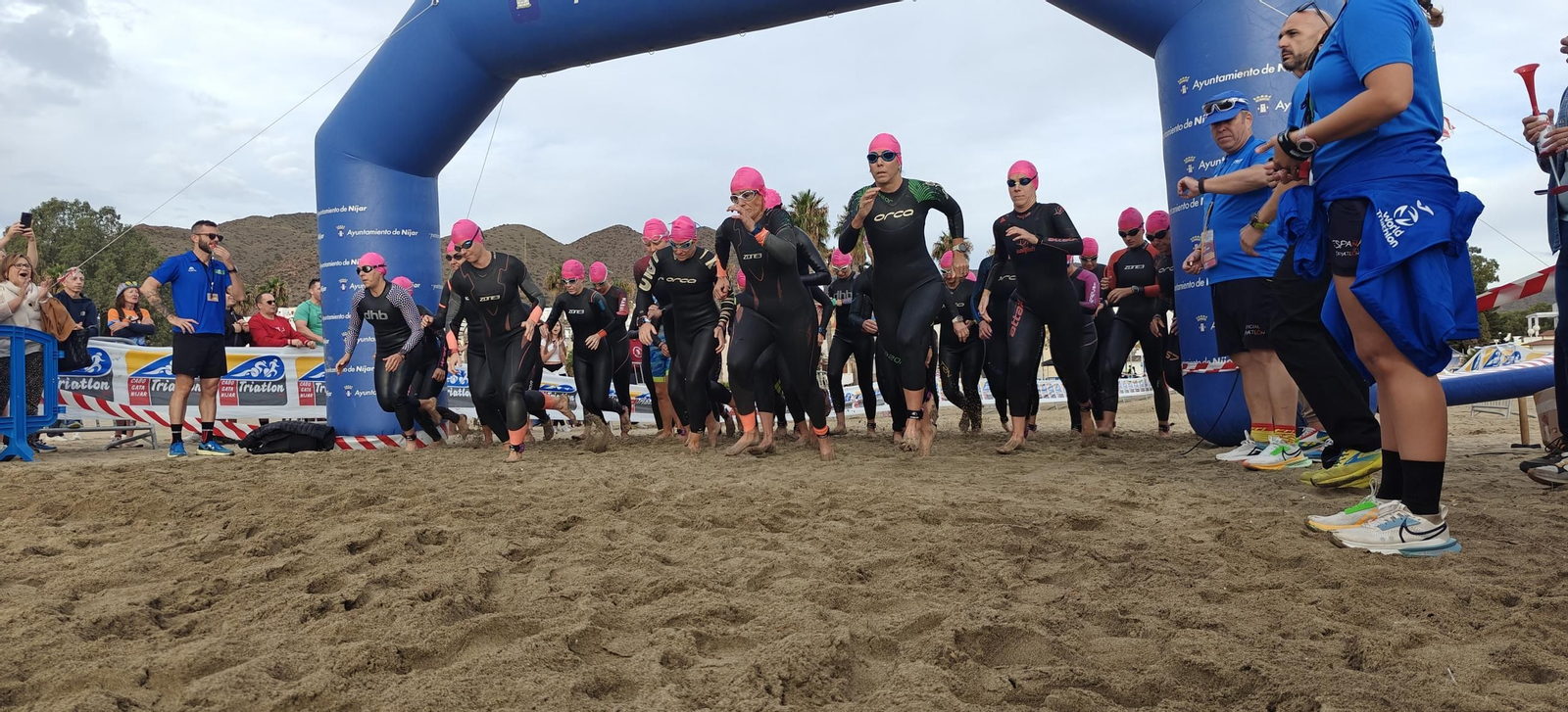 Los participantes toman la salida del Triatlón Cabo de Gata – Níjar celebrado durante este pasado fin de semana.