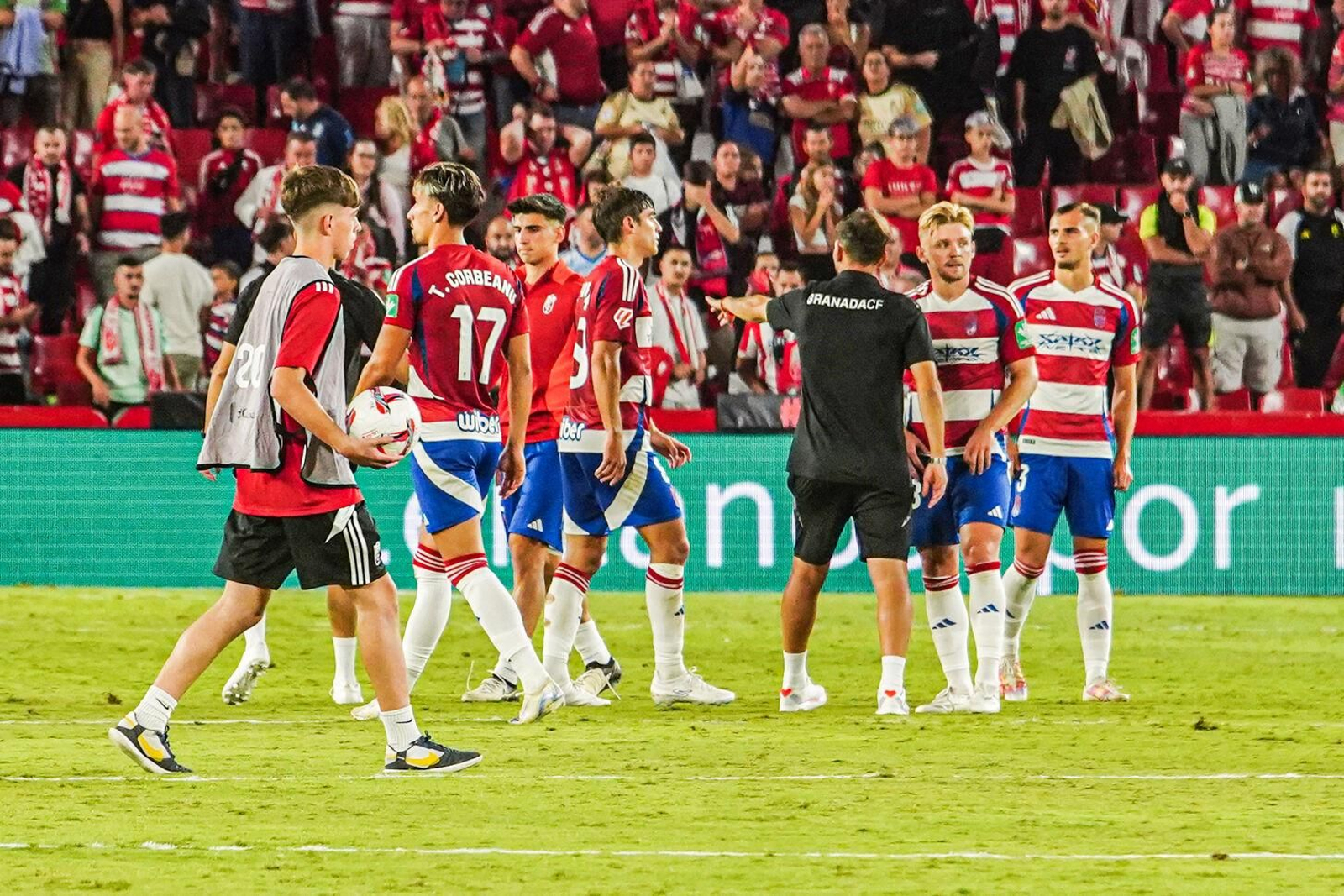 Jugadores del Granada tras el partido ante el Málaga