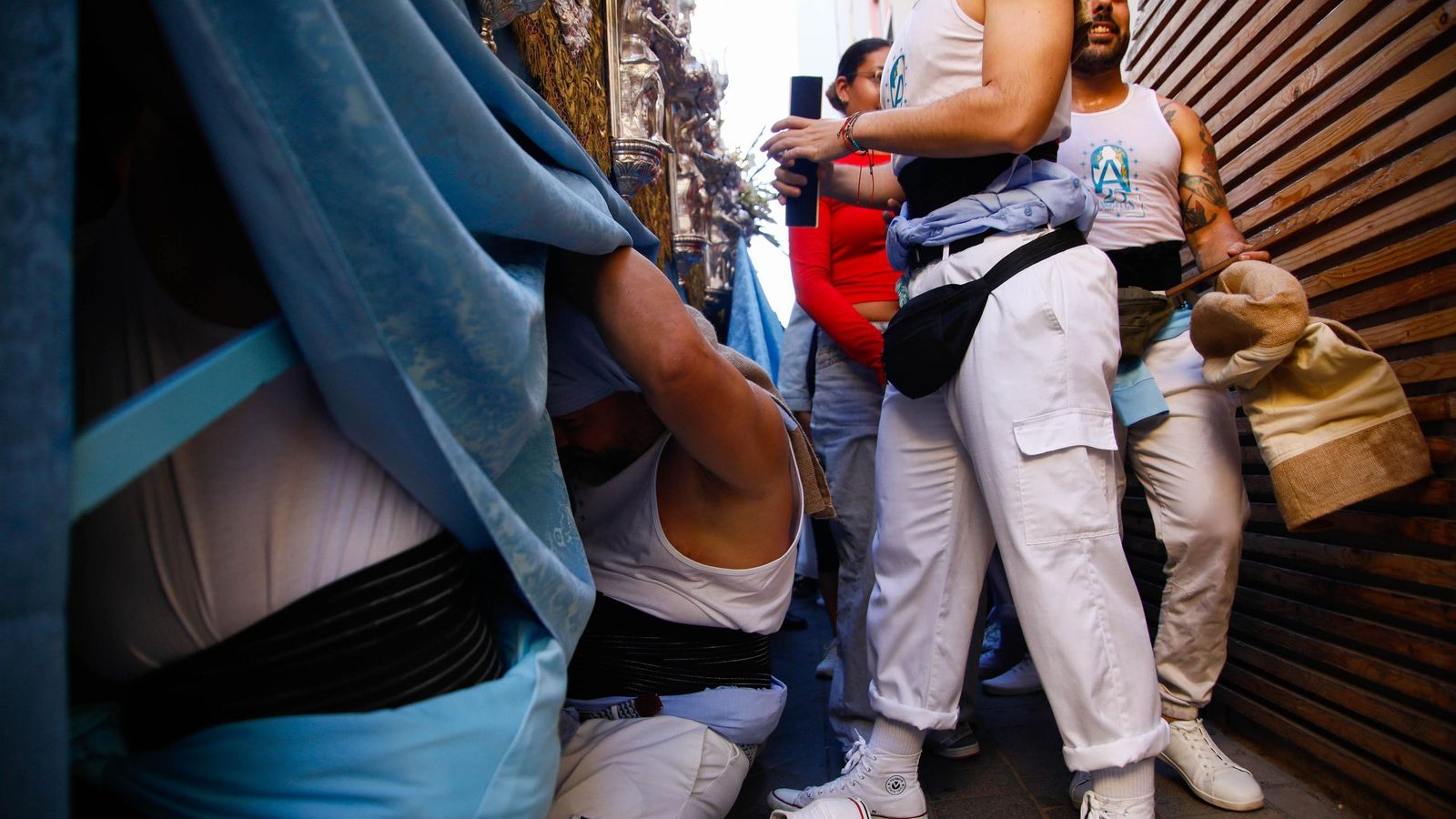 Vea la salida de la Hermandad de Los Ángeles de la Catedral de Almería
