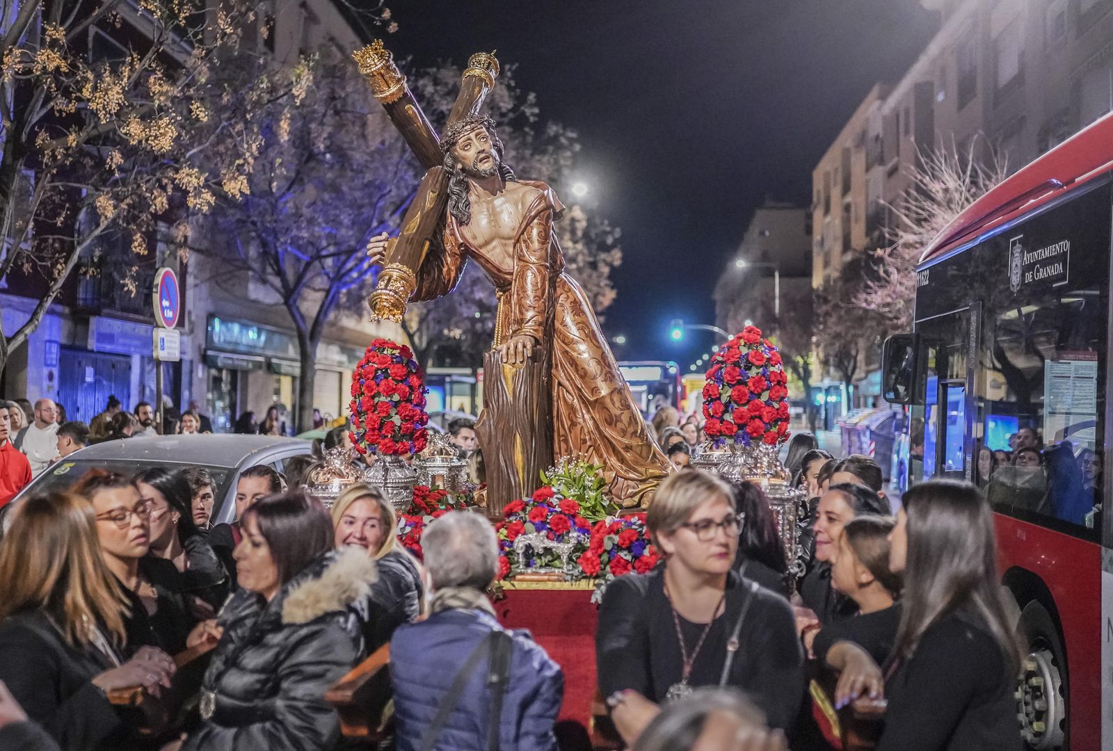 El vía crucis de la Hermandad del Trabajo, en imágenes