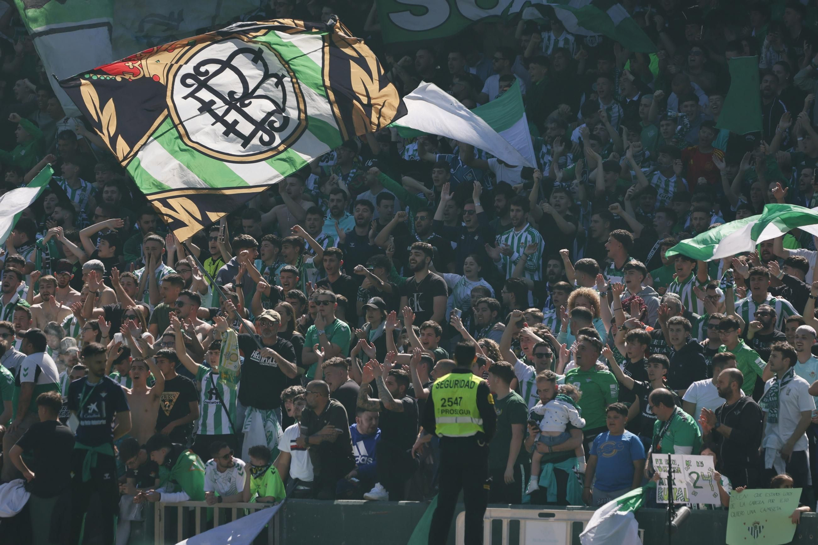 Las imágenes del gran ambiente en el entrenamiento del Betis