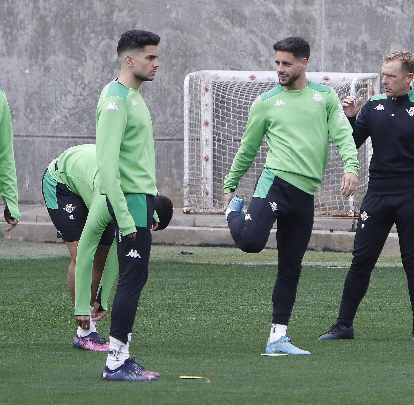 Álex Moreno, junto a Bartra, en un entrenamiento.