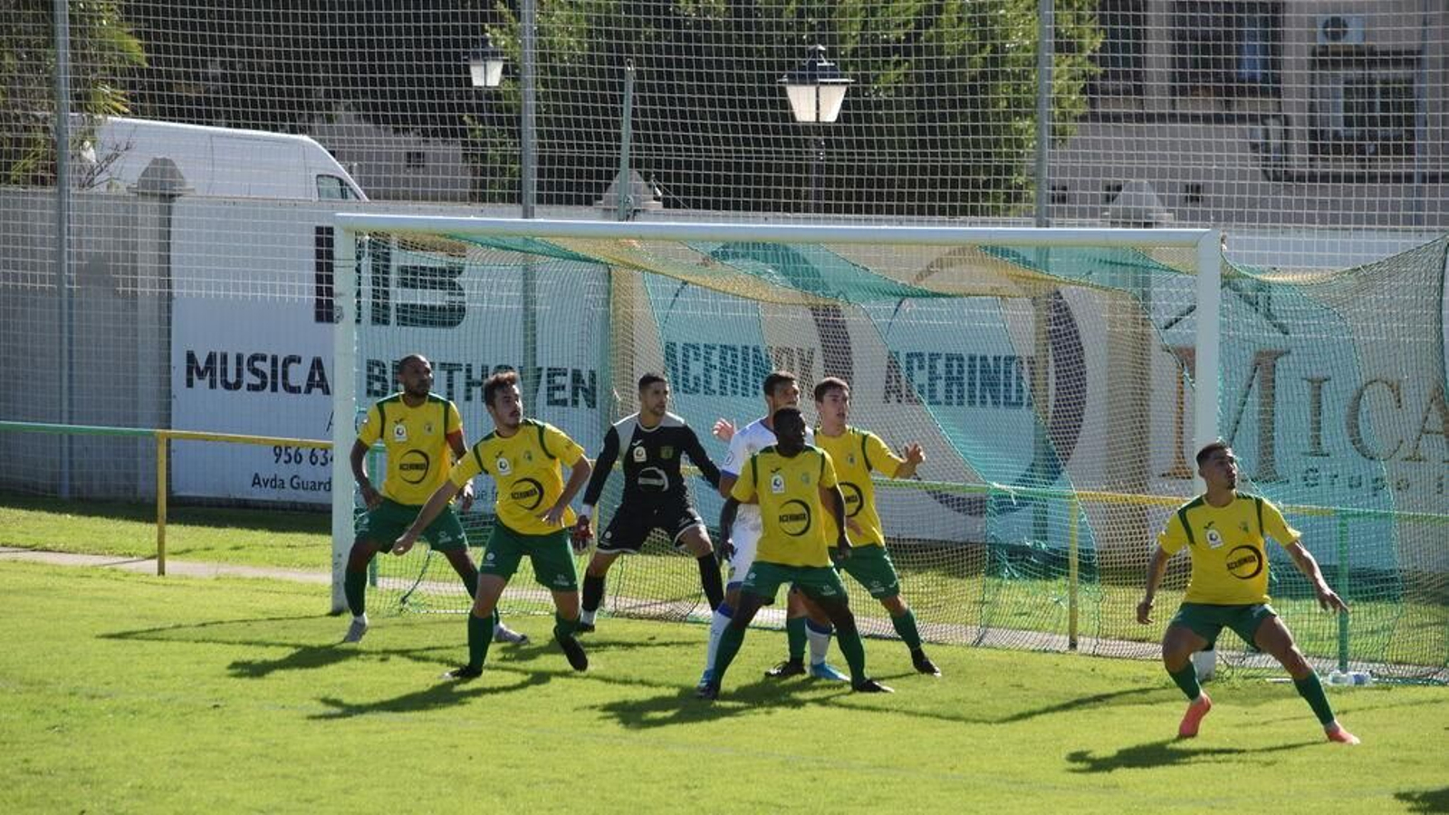 Una jugada del partido entre la UD Los Barrios y el Conil