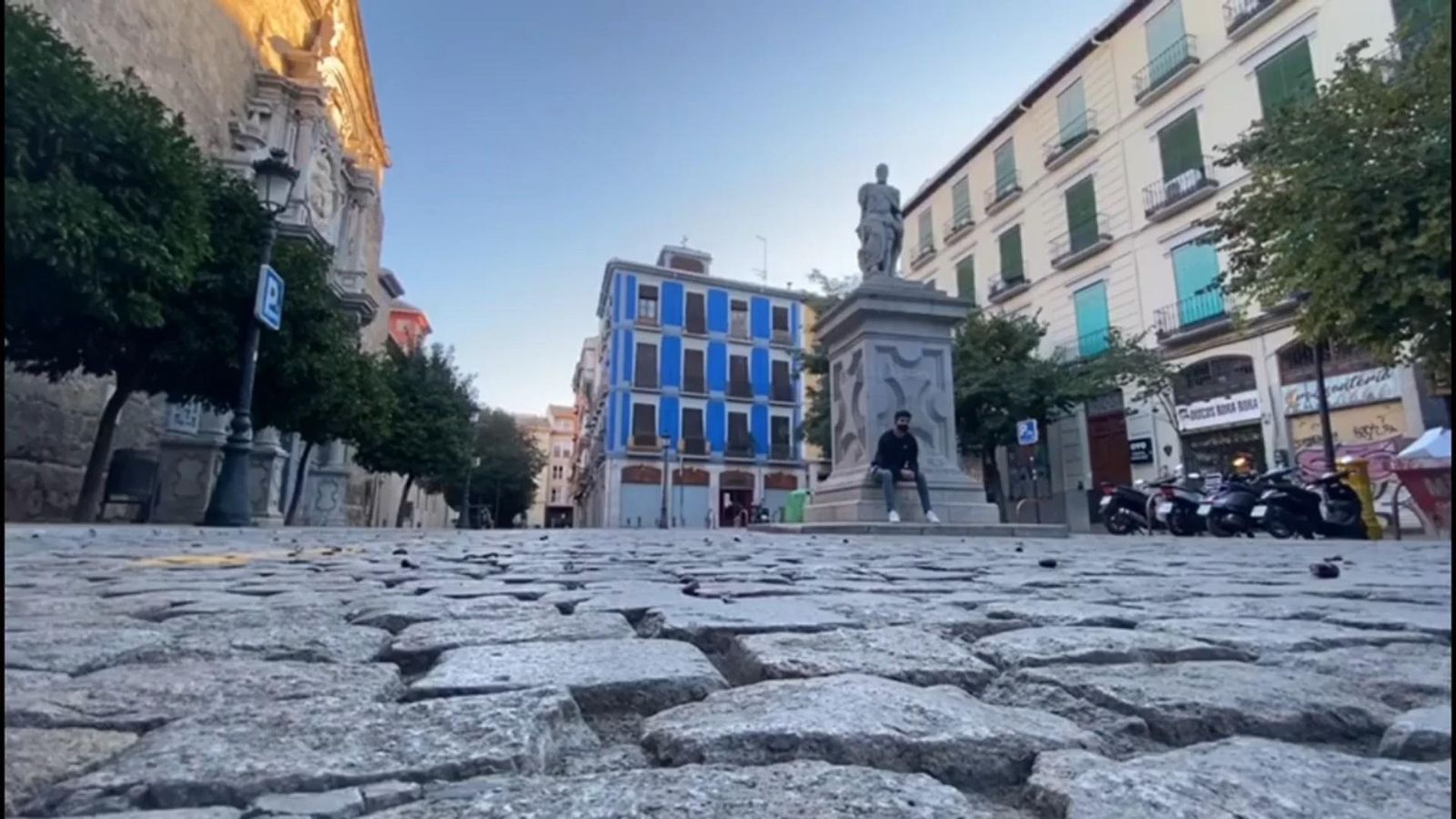 El Lucas 2020 ante la estatua de Carlos V.