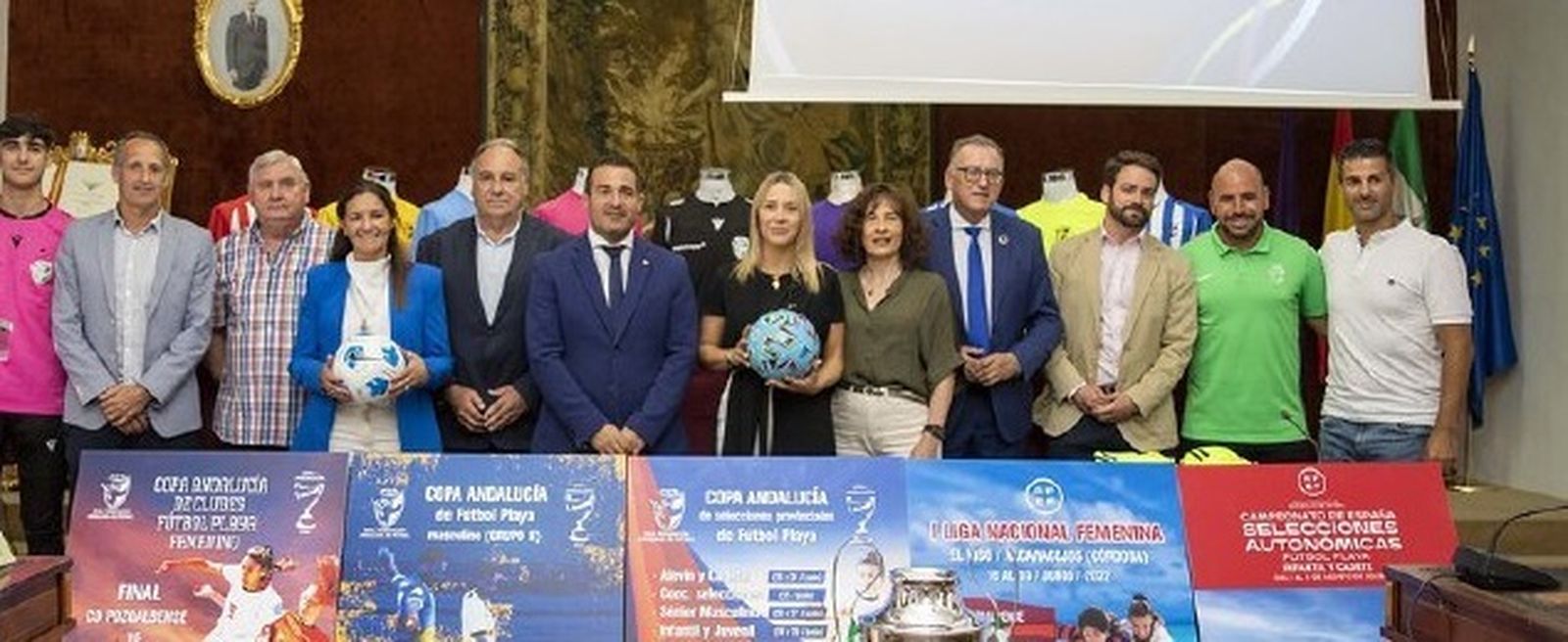 Las autoridades, durante la presentación del evento.