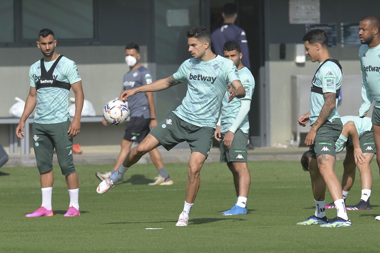 Bartra golpea el balón en el entrenamiento.