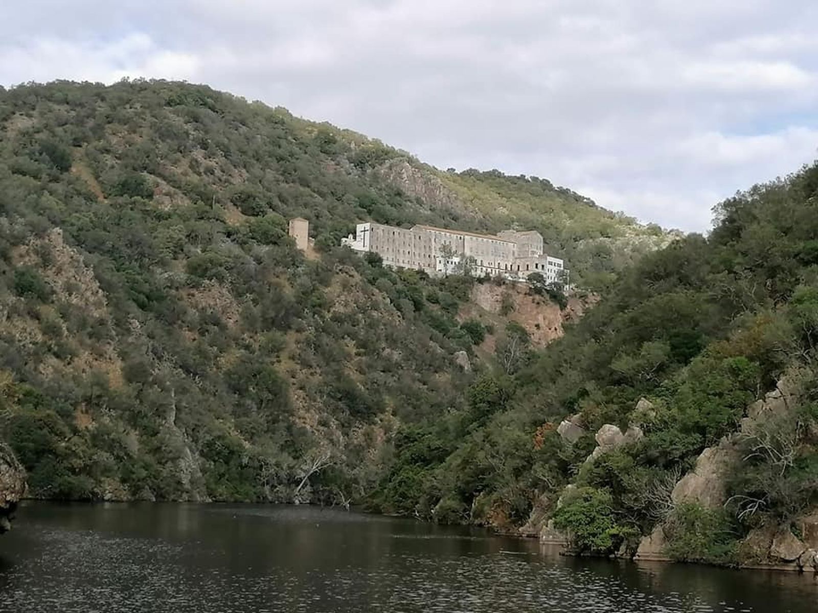 La llegada del nuevo barco solar a Hornachuelos, en fotografías