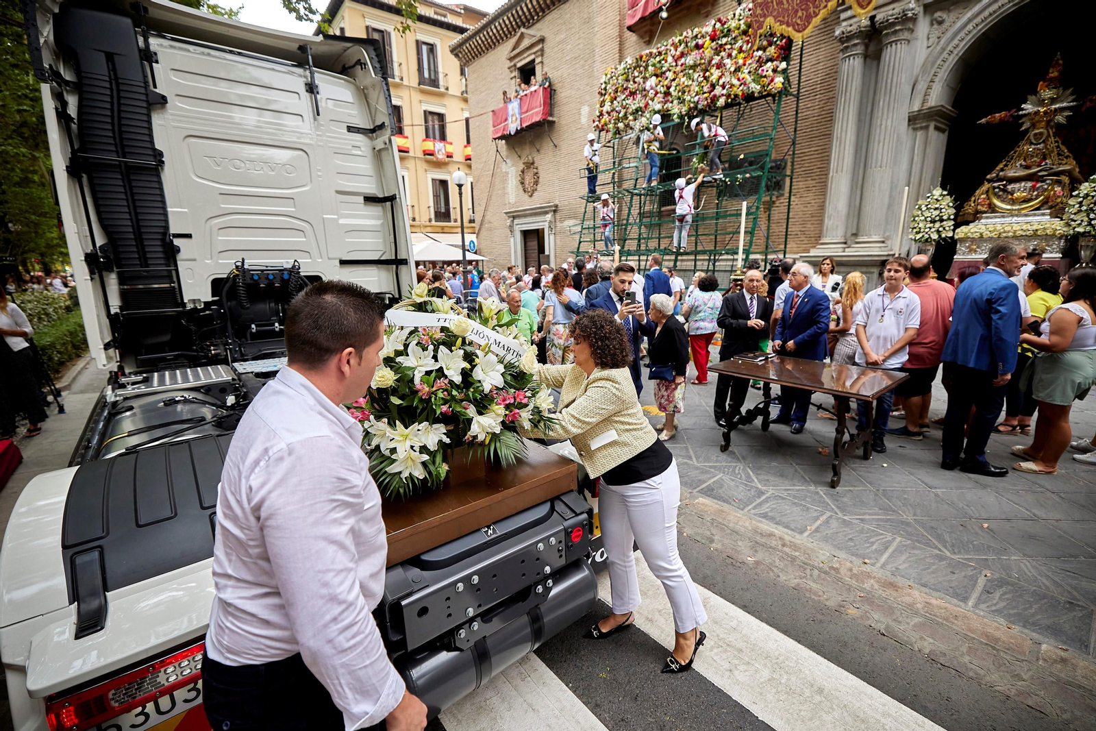 Granada se vuelca con la ofrenda floral en la Basílica de la Virgen de las Angustias