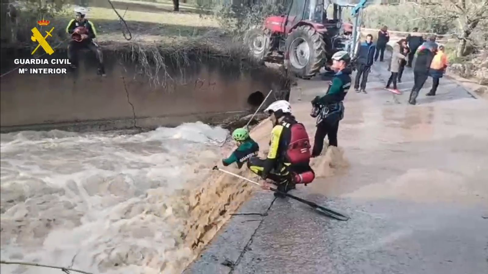 Así se está buscando al joven desaparecido por una riada en un arroyo de Íllora