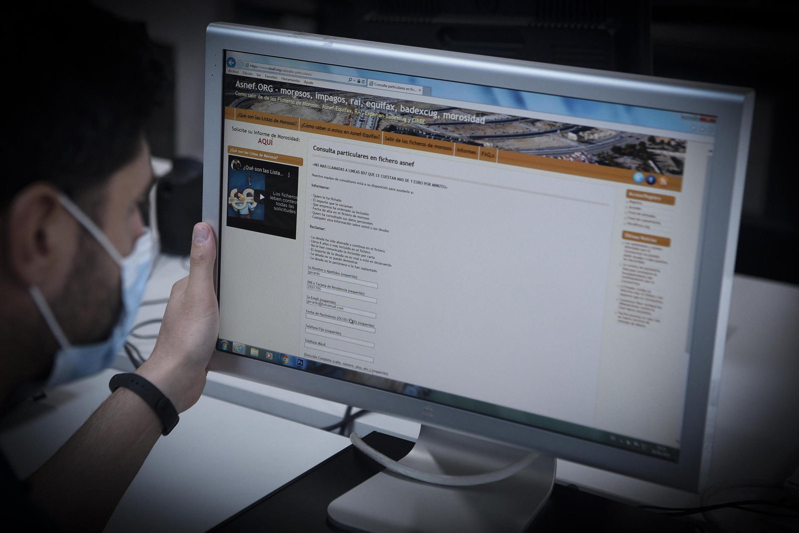 Un joven consulta una web sobre registros de morosos.