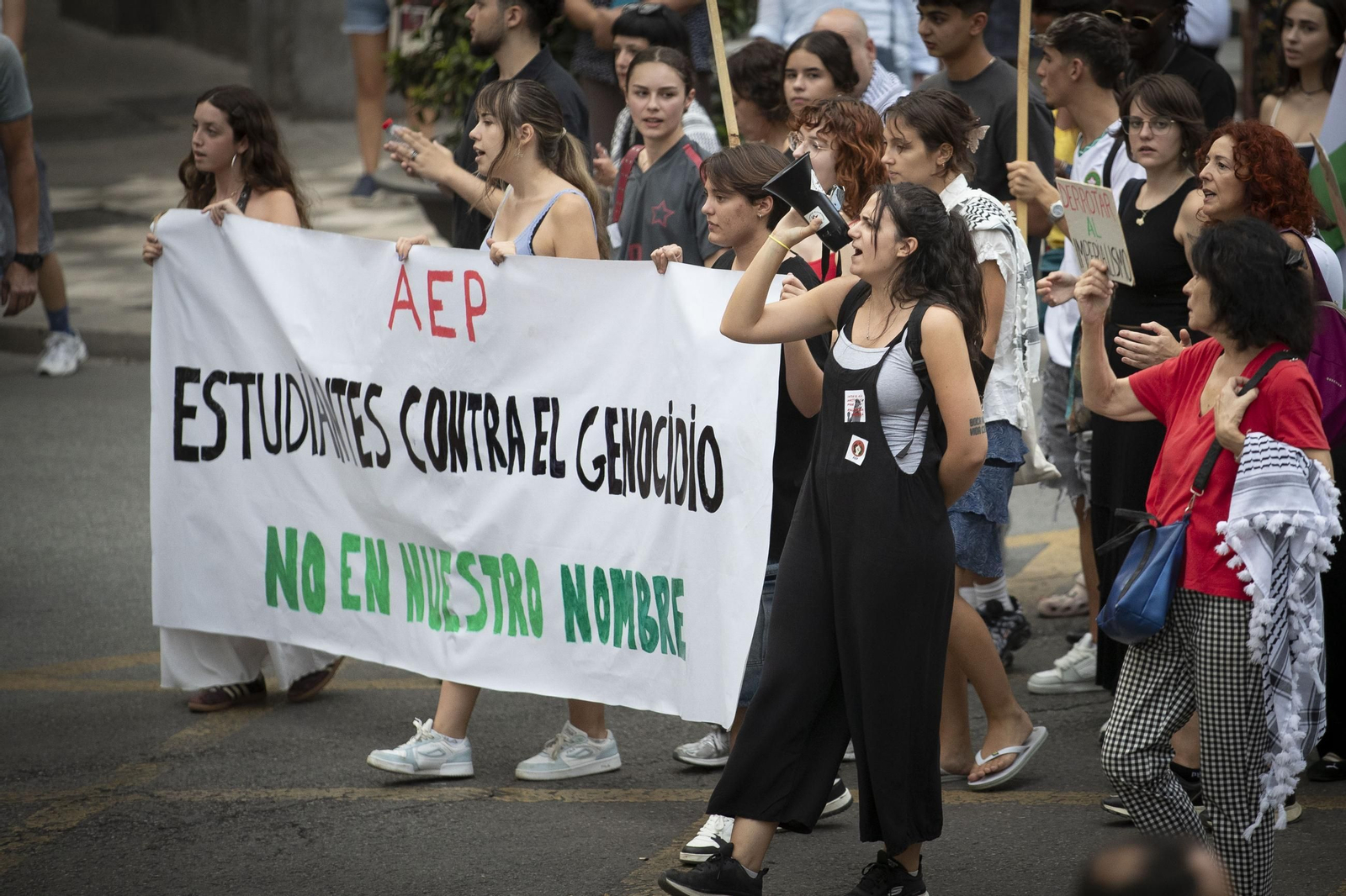 Fotos: 4.000 personas recorren el centro de Granada en una marcha contra la violencia en Gaza
