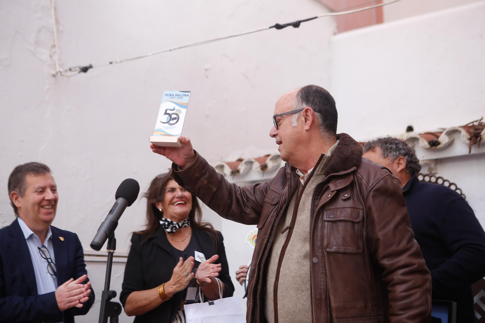 Las fotos de la entrega de medallas de la Asociación Fuerte de Santa Bárbara a la Peña Balona y Julio Vega