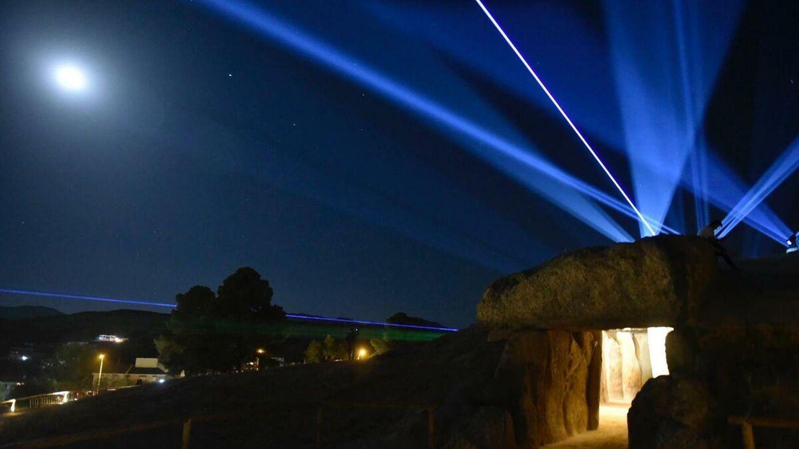 El Dolmen de Menga, en Antequera, iluminado para el Festival MengaStones. El Dolmen de Menga, en Antequera, iluminado para el Festival MengaStones.