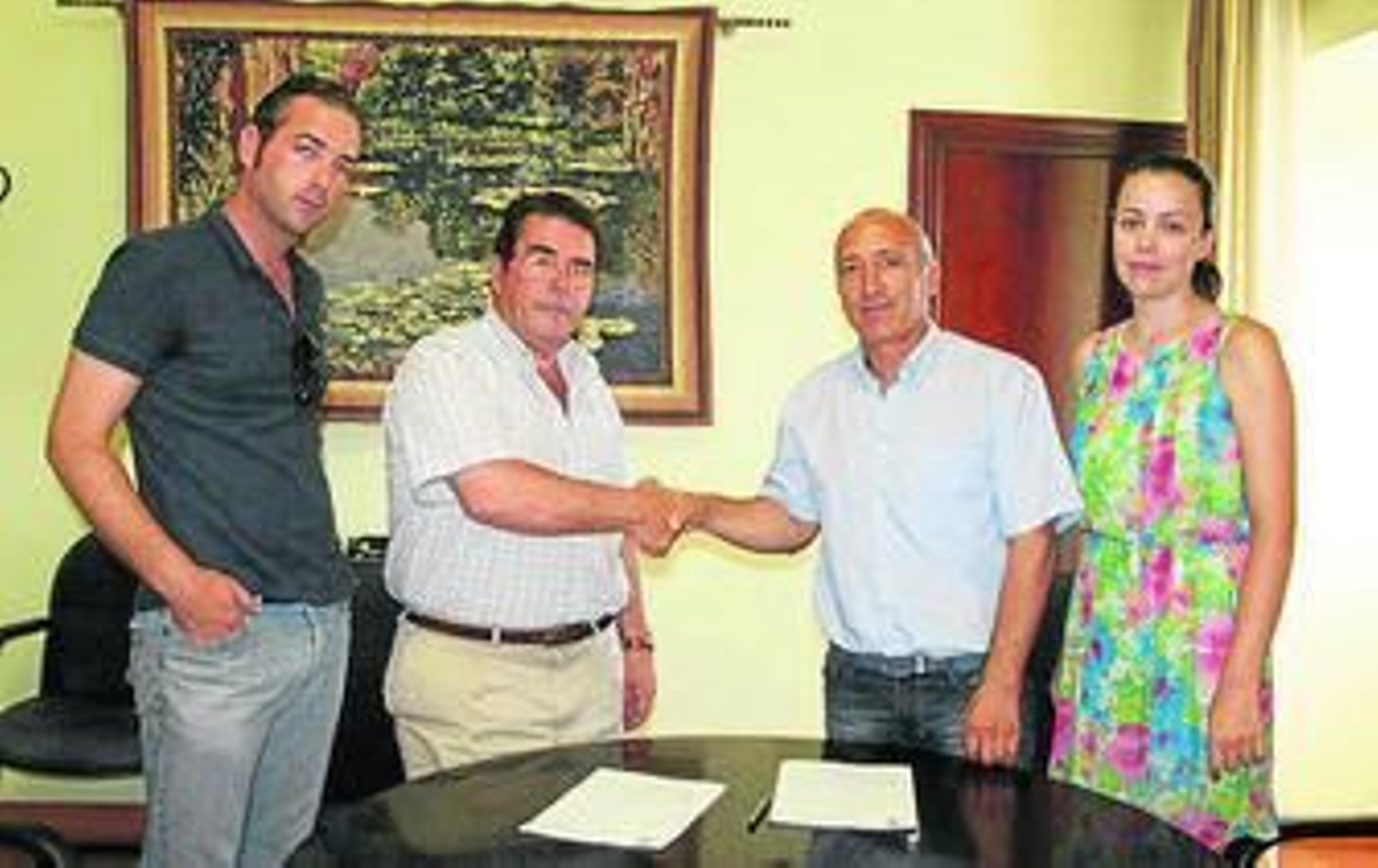 Firma del contrato para las obras en la Sierra de Yeguas, ayer.