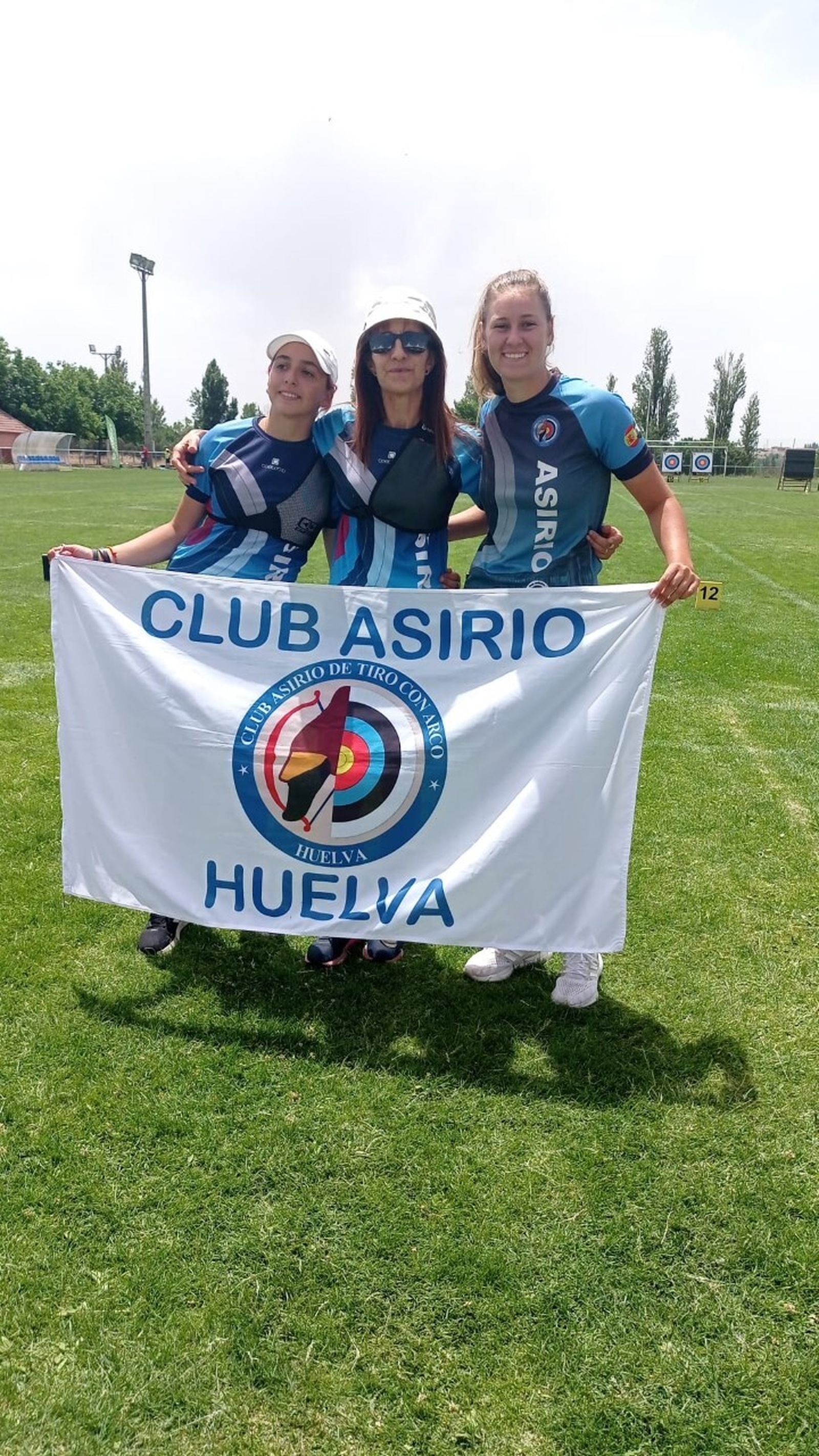 Marta, Toni y Cristina, representantes del Club Asirio.