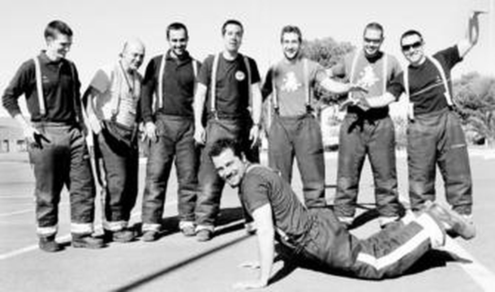 Los bomberos del aeropuerto sucumben a la moda del chiki-chiki