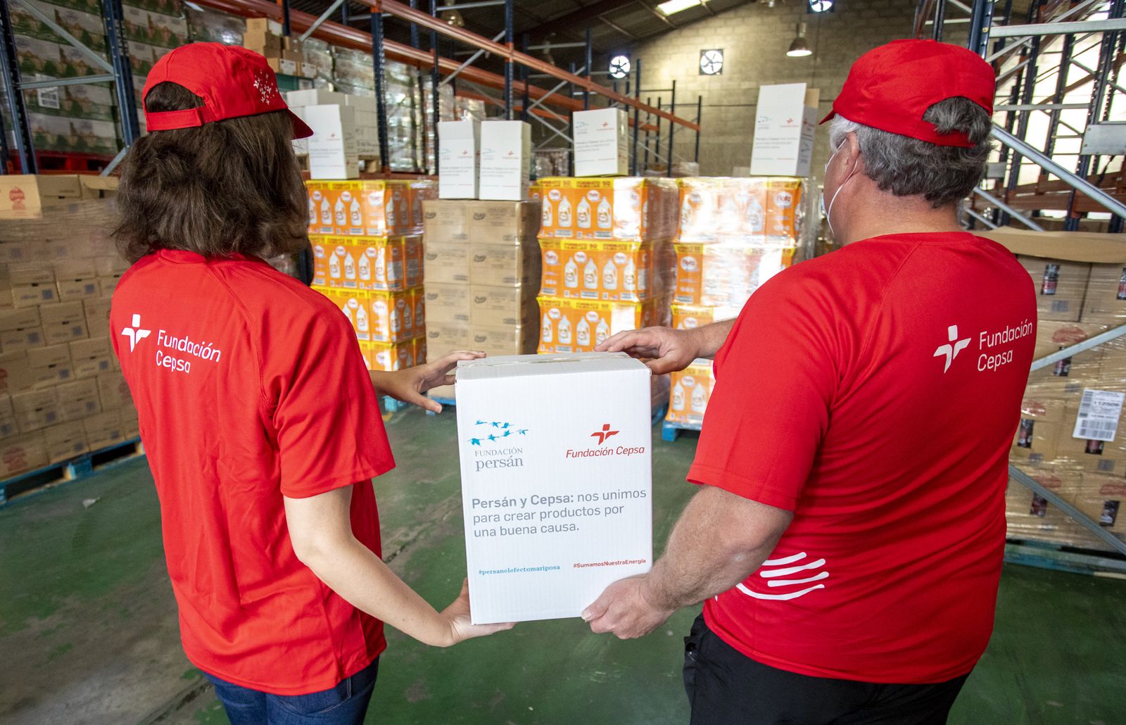 Las fundaciones Persán y Cepsa haciendo entrega de los productos en el Banco de Alimentos