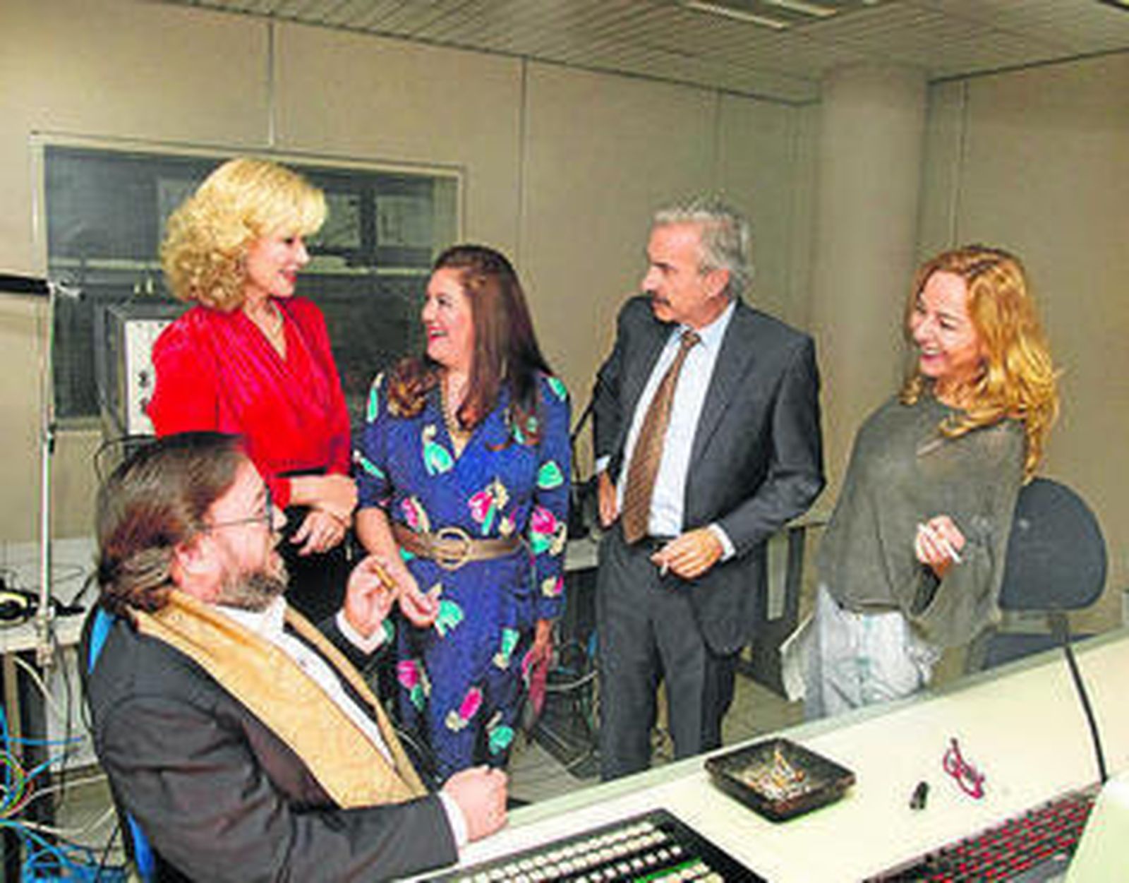 Recreación del control de realización de Chicho Ibáñez en 'Cuéntame'.