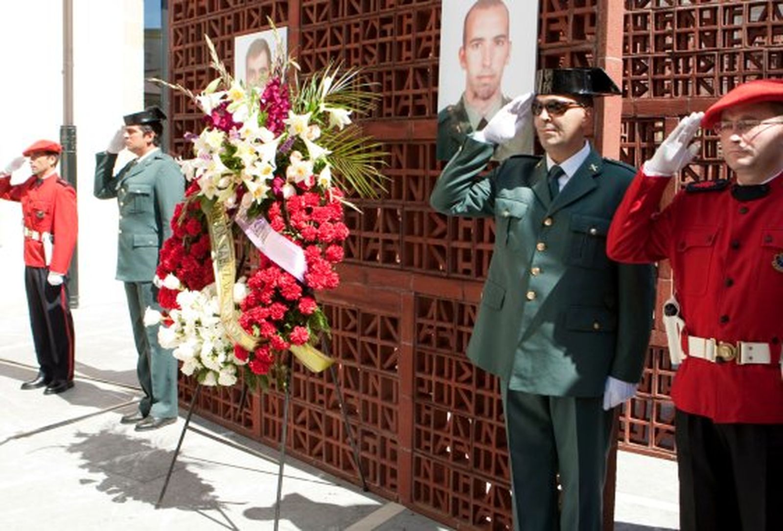 El Parlamento Vasco recuerda con flores y una concentración a los dos asesinados por ETA