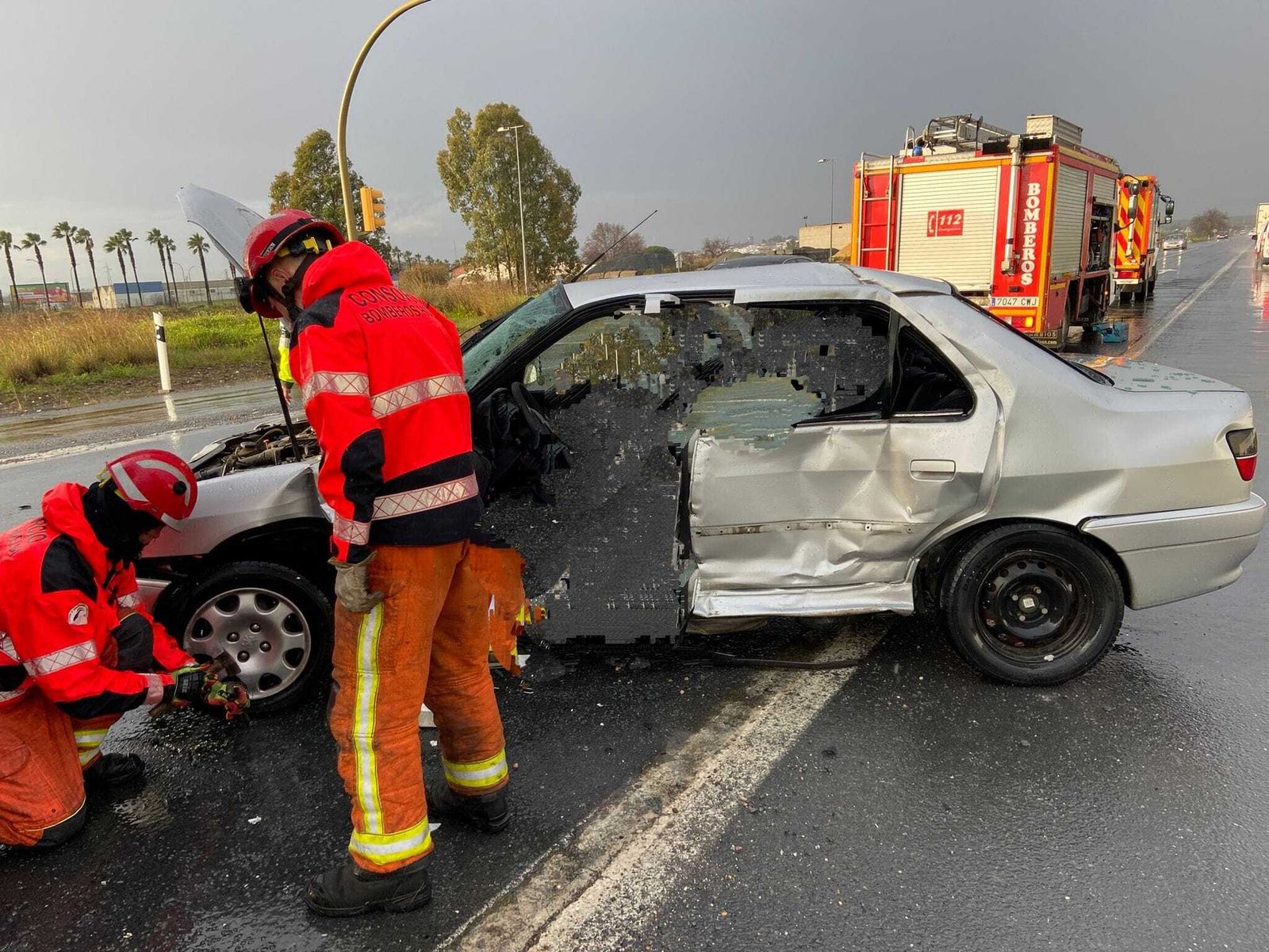 Bomberos del Consorcio en el lugar del accidente