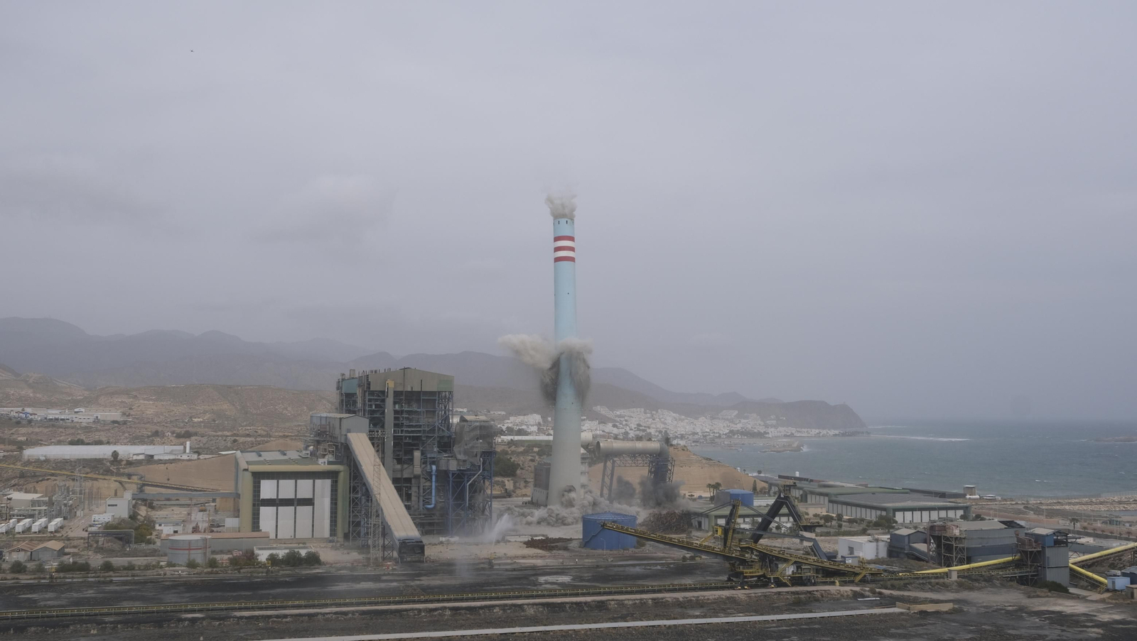 El derribo de la Torre Litoral de Endesa en Carboneras, en imágenes