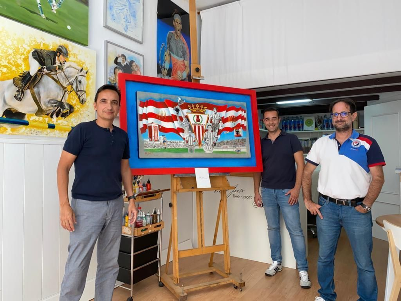 David Sánchez, Víctor Jerez y Ricardo Almagro, junto al cuadro.