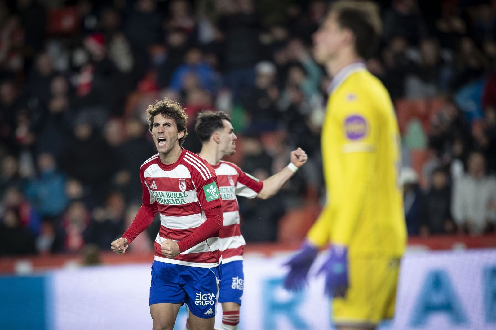 Manu Lama y Álex Sola celebran uno de los tantos ante el Real Valladolid.
