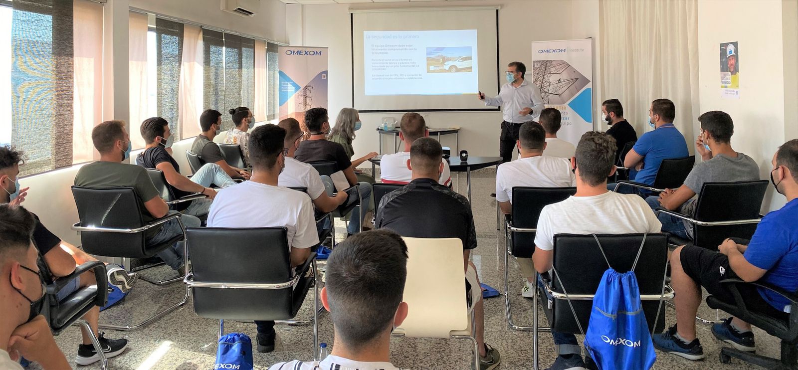 Los 26 jóvenes seleccionados reciben formación eléctrica en el Instituto Omexom, en Salteras.