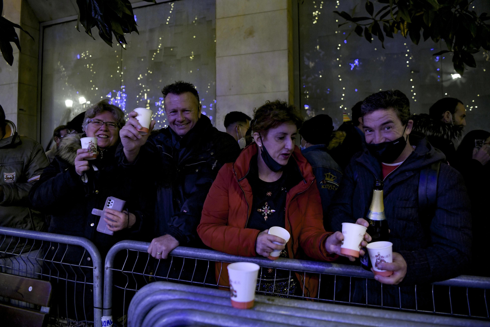 Así fue la Nochevieja 2021 en Granada, en imágenes: uvas en una Plaza del Carmen vallada y ambiente de fiesta en la calle